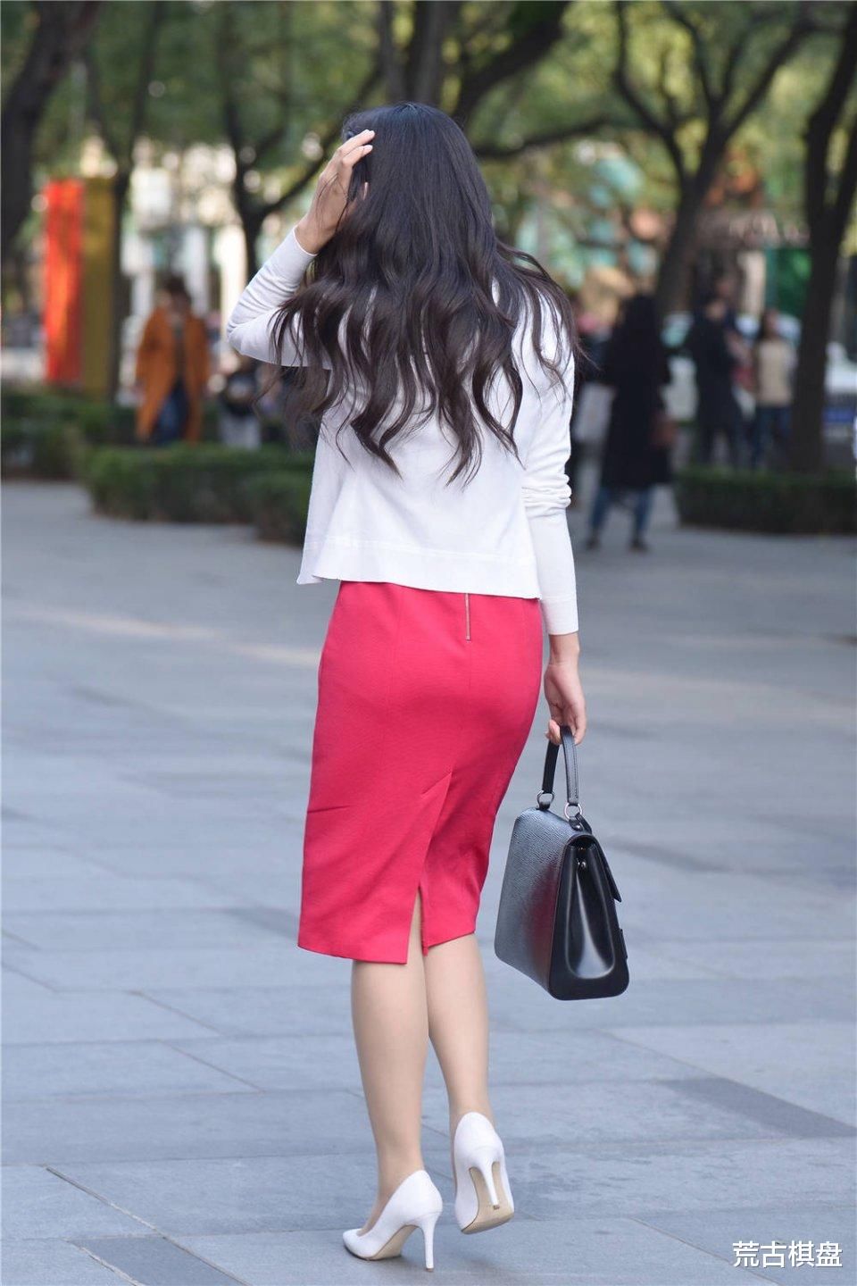 穿着红色的连衣裙，搭配白色的尖头细跟鞋，微胖身材才好看