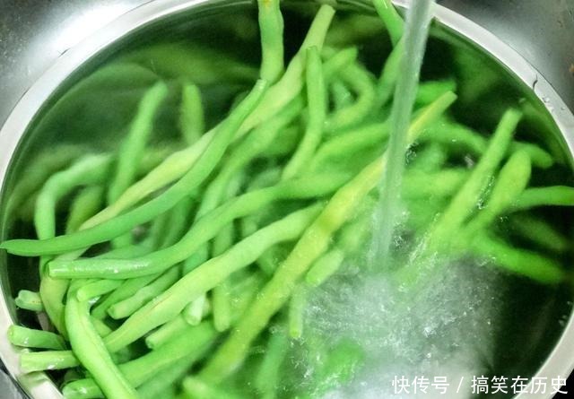 炒豆角,最不该直接下锅炒!请您记住这一妙招,豆角入味,不发黄