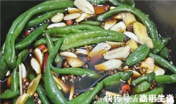 秘制|辣椒这样做太好吃了,一次秘制一罐,开胃又下饭,放一年不会坏!