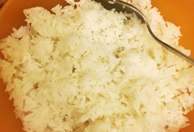 做酱油炒饭时，不要直接下锅，多加这一步，色泽更红亮，味更鲜