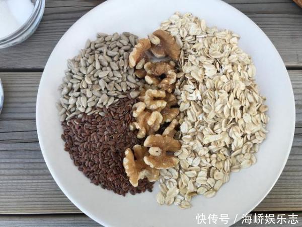 这才是真正的黑面包，超多的杂粮坚果，无黄油不揉膜，又香又顶饿