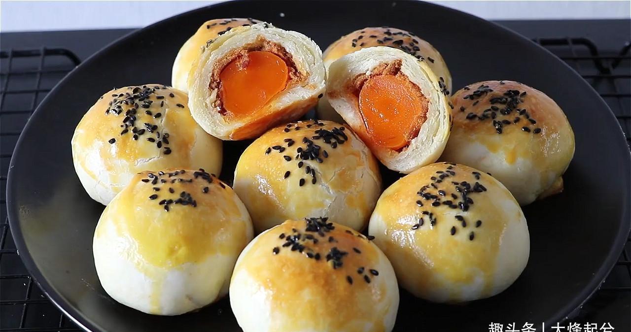 好吃|8块一个的蛋黄酥,在家自制低成本,一口酥掉渣,比外面卖得好吃
