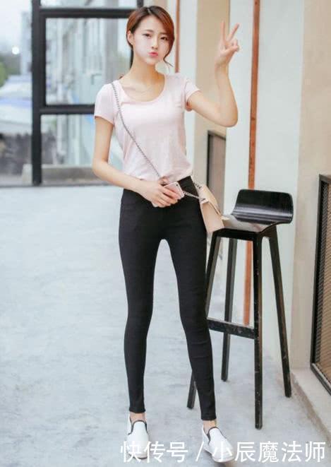 美女穿搭简洁时尚的的打底裤,青春气息十足,展现简约清新的美