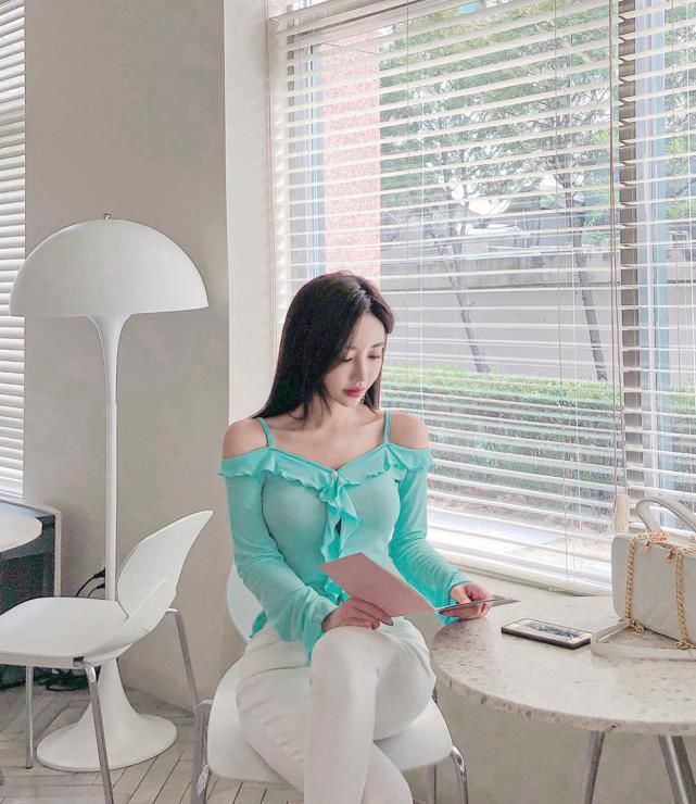 优雅|又被孙允珠惊艳到了,穿蓝色吊带T恤配修身直筒裤,优雅知性