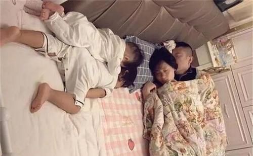 宝宝|一家四口睡姿火了,看得出来父母是真爱,两个孩子是意外
