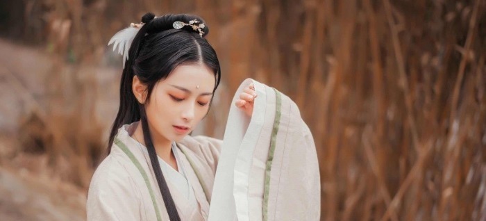 历史!老师穿汉服上课引热议,历史老师穿“龙袍”,奇装异服装扮成潮流