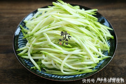  吃法|别只会做糊塌子了，西葫芦换个吃法，几分钟上桌，分分钟光盘