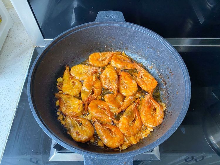 家常油焖大虾，虾肉入味鲜美，咬一口Q弹，好吃到舔手指