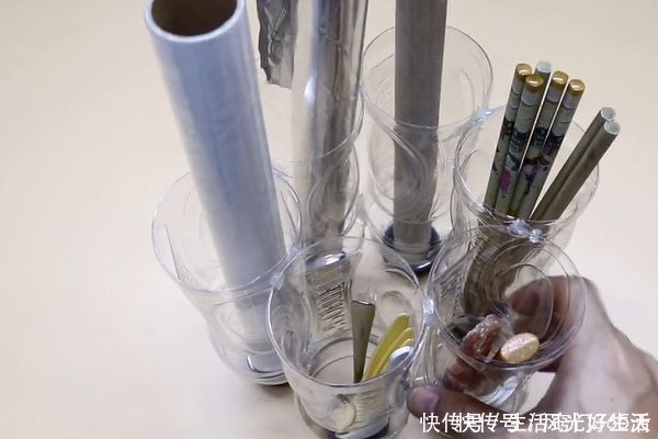 收纳|将6个塑料瓶粘成一个圆圈,放在厨房太实用了,全家人都抢着用!