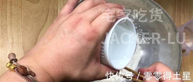 豆沙馅|芝麻豆沙酥饼,制作简单,层层酥脆,一口下去直掉渣,香酥可口!