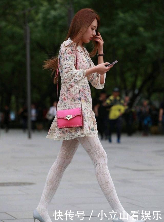 小清新镂空针织裙搭配白色高筒袜,美女走的是萝莉风格,甜美可爱