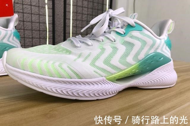 后跟 超火的国产跑鞋,透气王者特步——氢风4.0!