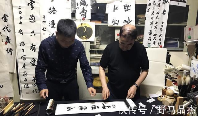 书法家!他写一副对联卖7.8万,网友不看好,专家:看那落款!