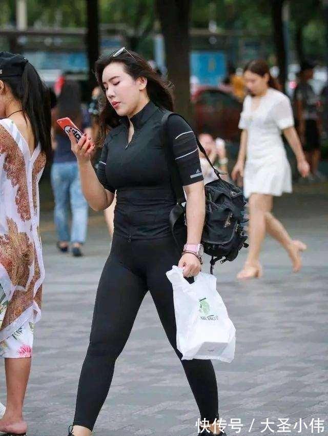 街拍|美女街拍:打底裤让你告别单点,表露青春时尚感,打造曼妙动人身形