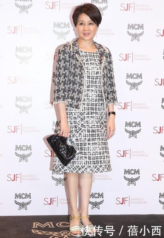 搭配|赌王四太梁安琪终于不扮嫩了,穿小香风套裙,又成为大婶穿搭楷模