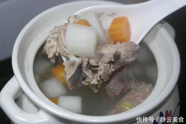 炖骨头汤时,不要直接下锅,记住5点,骨汤奶白又营养
