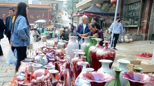  兵马俑|古玩市场那些能把人笑傻的奇葩古董，手持加特林的兵马俑见过吗