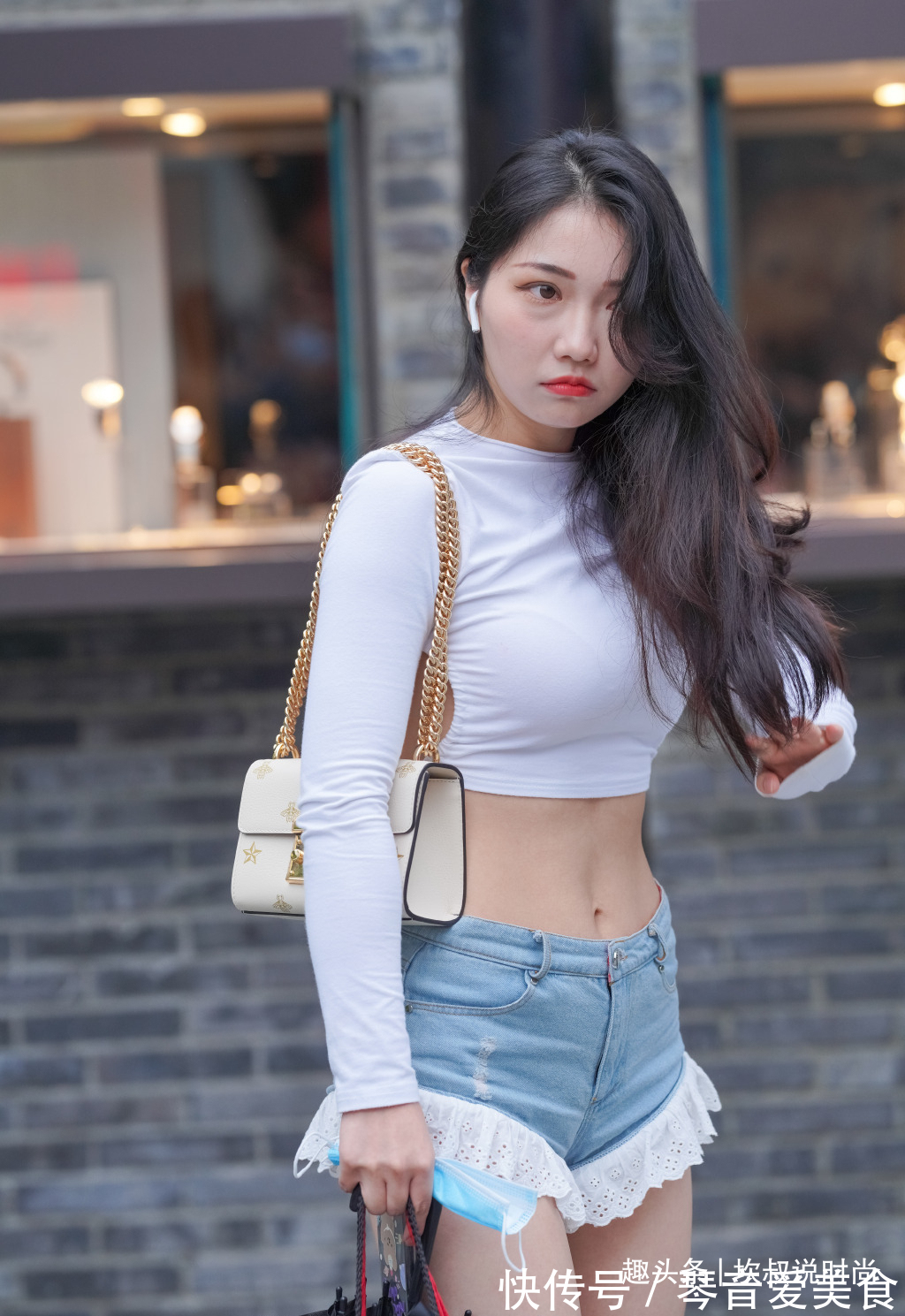 蕾丝 初秋时髦穿搭,“露背衣”配短裤,既“有心机”又舒适!