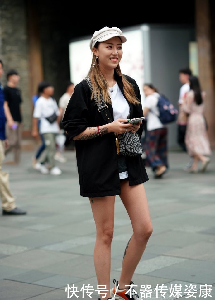 小姐姐的着装干净又整洁,而且给人一种舒适感