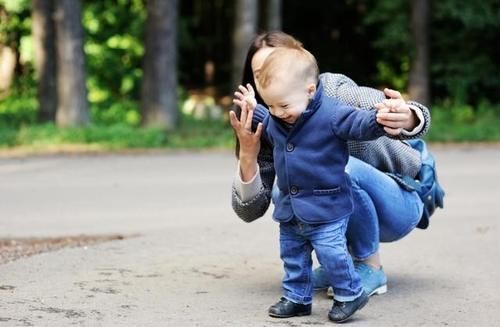 发育|孩子多大会走路正常？为啥有的娃10个月会走，有的15个月还不会