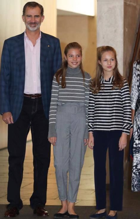 西班牙|真正的贵族穿搭都简约，看西班牙公主莱昂诺尔，穿红色套裙真高级