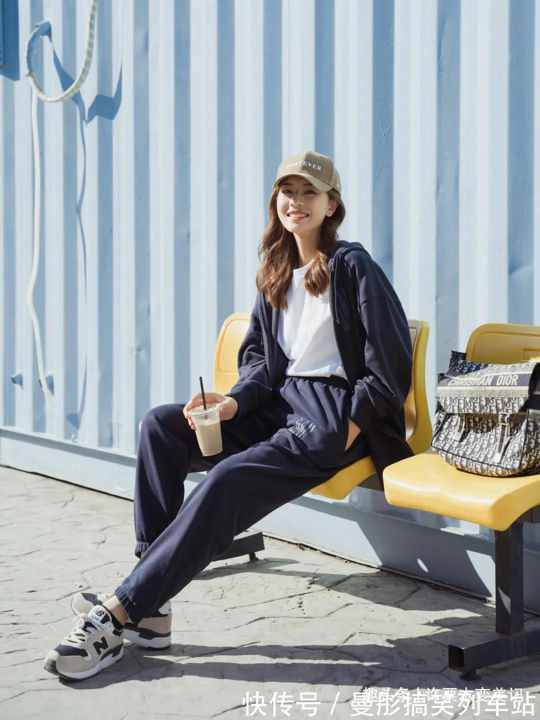 包包 今年流行“1+1”穿搭,时髦显瘦还优雅,笑笑博主都在穿!