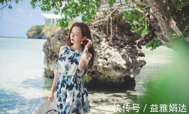 动人|长发美女穿着印花连衣裙,约会休闲两不误,格外的美丽动人