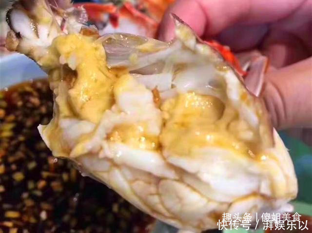 买梭子蟹不会挑老渔民教你1招挑螃蟹,保准个个鲜肥,太香了