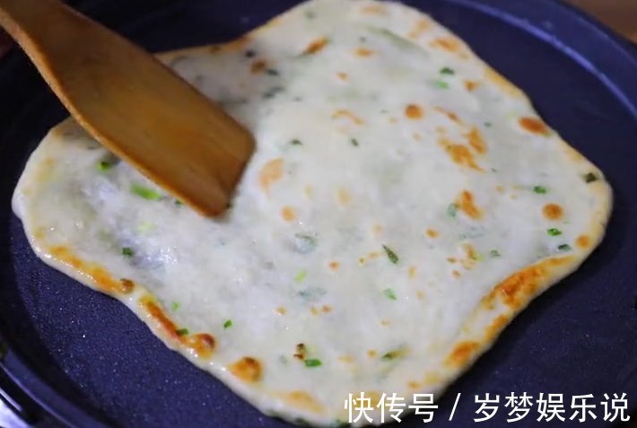 葱花饼|做法超简单的葱花饼,一口酥脆,葱香十足,好吃到停不下来