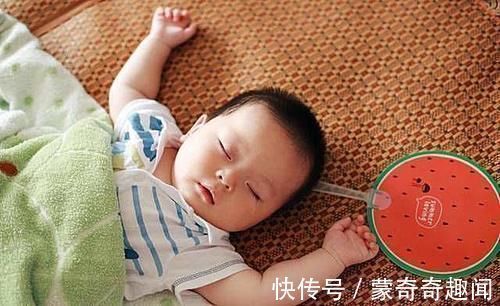 晚睡|难怪孩子爱晚睡,爸妈能共同陪着做3件事,孩子到点乖乖去睡觉!