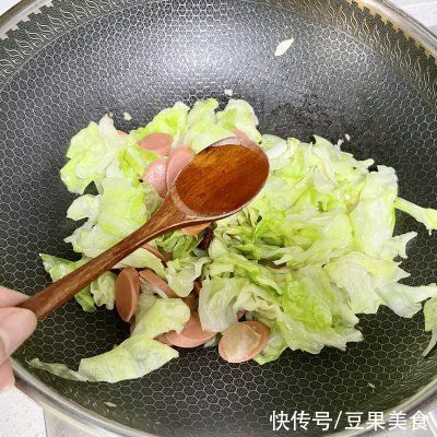 包菜|快手简单，美味下饭的火腿炒包菜，一学就会