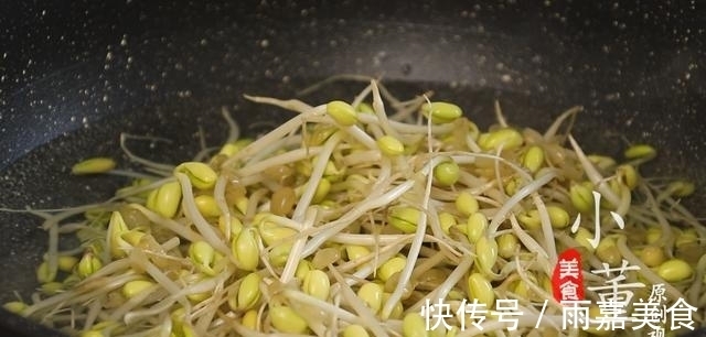 搅拌均匀|豆皮不要再凉拌了，加1块肉，1把豆芽，香辣开胃又下饭