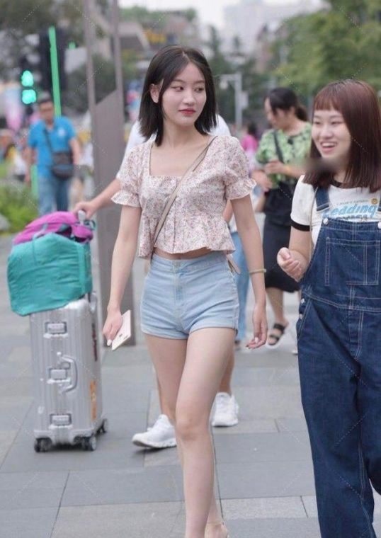 牛仔裤 穿着卡其色,时尚而老成,充满高级感