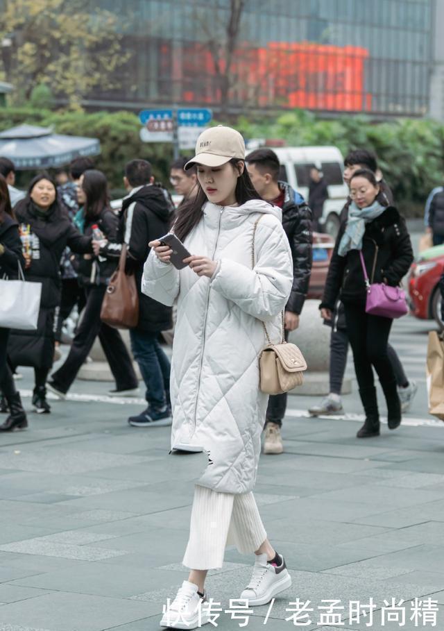 红色|红色棉夹克搭配修身连衣裙,明艳端庄,淑丽姣好