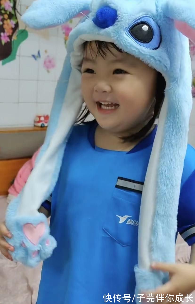 爸爸|6个月跟着爸爸送外卖，笑脸治愈无数人，菲儿宝宝如今过得怎样？
