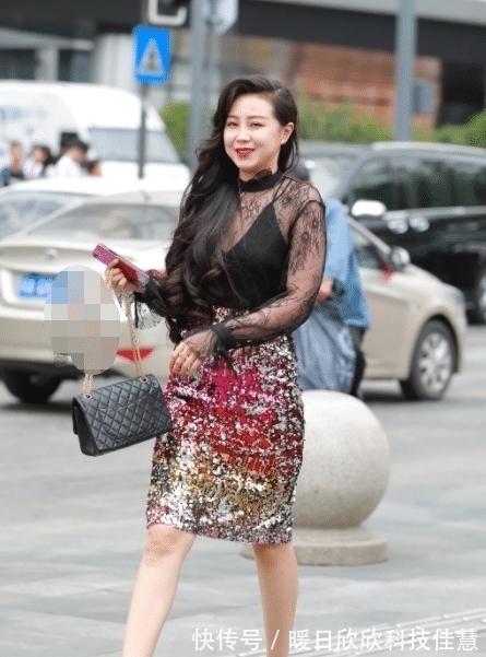 好看 四十岁了出门还打扮那么好看,是生活条件好吗?