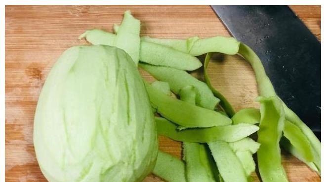 天热了,茄子别再炒着吃,试试这种吃法,不炒不蒸,一大盘不够吃