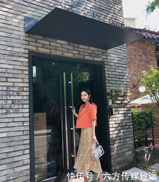 显得|孙允珠时尚穿搭春馨梨杏娉婷娇婉鲜黄色连衣裙,显得活泼开朗