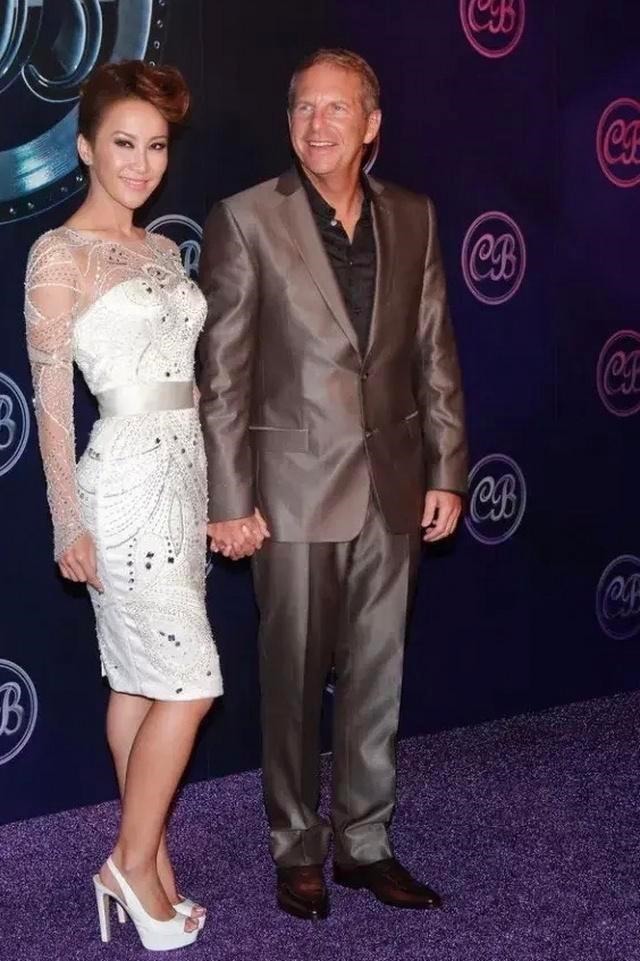 李玟COCO携手老外老公亮相，穿白色蕾丝连衣裙减龄时髦，凹凸有致