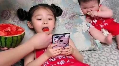 岔气|爸爸喂女儿吃西瓜,镜头转向儿子,网友笑岔气:儿子充话费送的吧