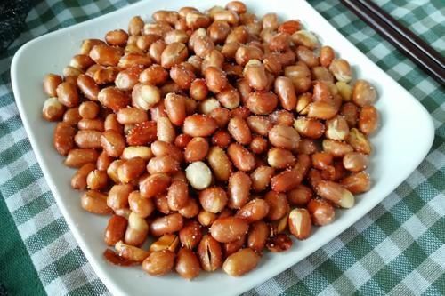 炒花生米时,直接放油是大错!多做这1步,出锅香脆,一周不返潮