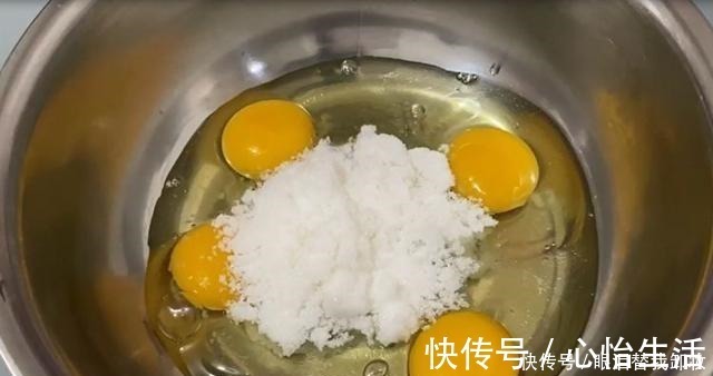 想吃|想吃无水蛋糕不要去买了！4个鸡蛋在家就能做，配方简单还好吃
