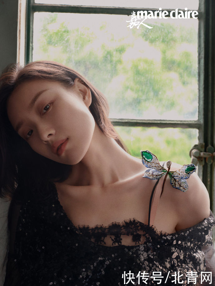 倪妮杂志大片曝光波浪长发与红唇相衬尽显性感妩媚