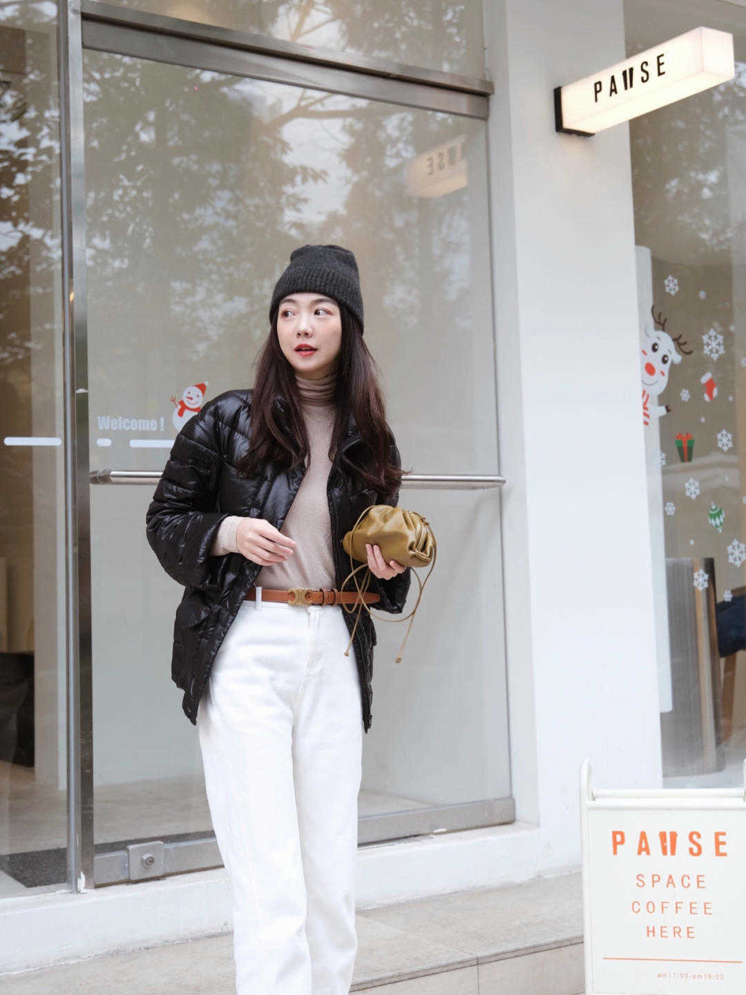 羽绒服|又被“黑色羽绒服”惊艳到,款式简单却很显气质,你有了吗?