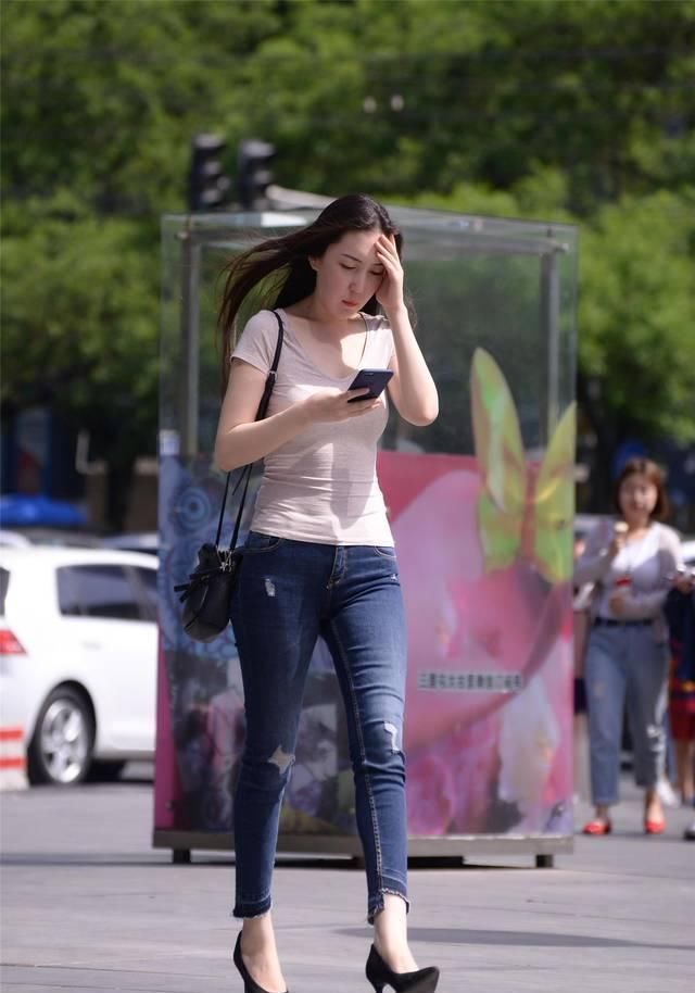 紧身牛仔裤搭配尖头细跟鞋，适合成熟女士日常穿搭，优雅时尚