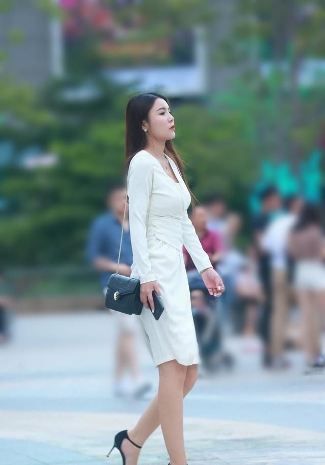 连衣裙穿搭也可以酷酷哒,从视觉上把身材拉长,你会选择吗