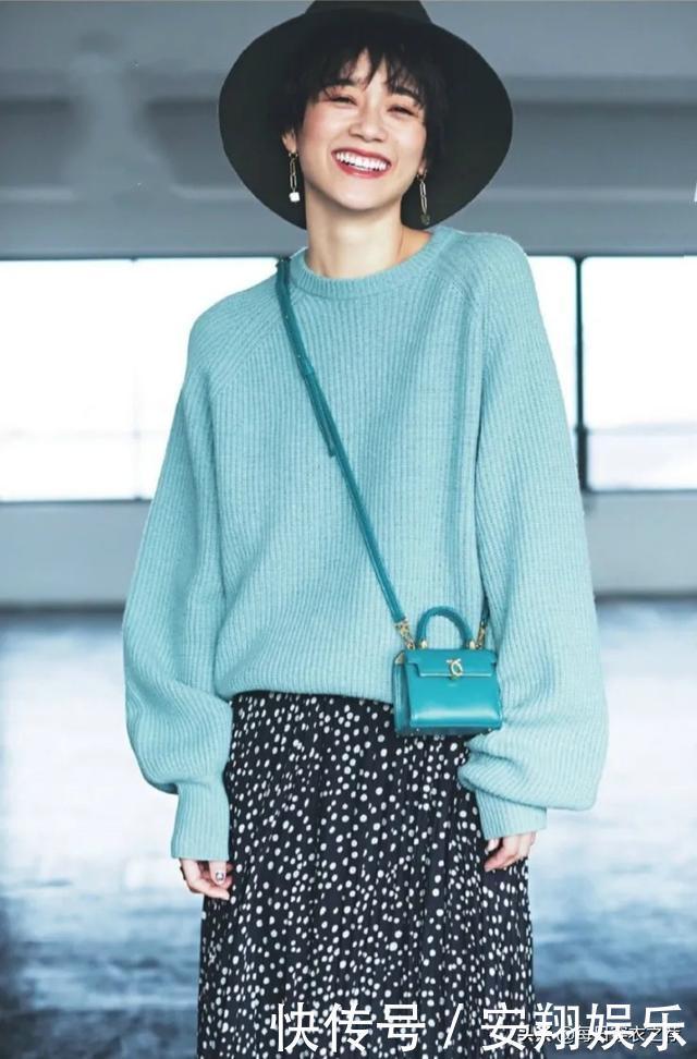 女人过了40岁,少穿黑裤子!日式新穿法:毛衣+裙子,又美又嫩