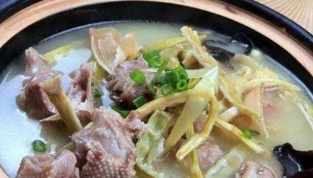 老鸭煲汤又鲜又嫩,吃起来实在是太入味了,汤汁更是美味无穷