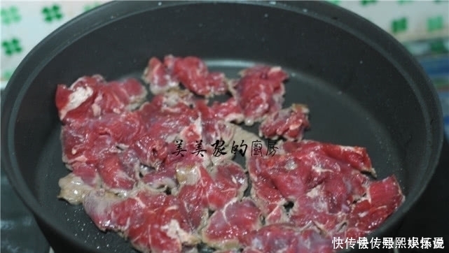 炒牛肉时，加料酒是大错特错加点“它”，鲜嫩水灵，还不粘锅