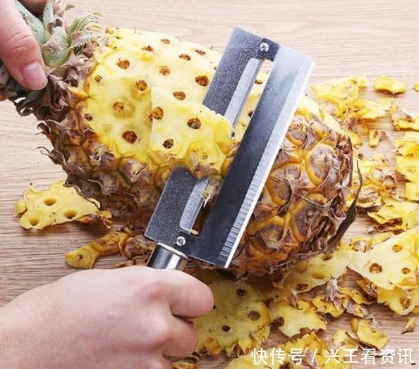 吃菠萝,用冷水+盐泡是错的!果农教你正确做法,又香又甜还干净